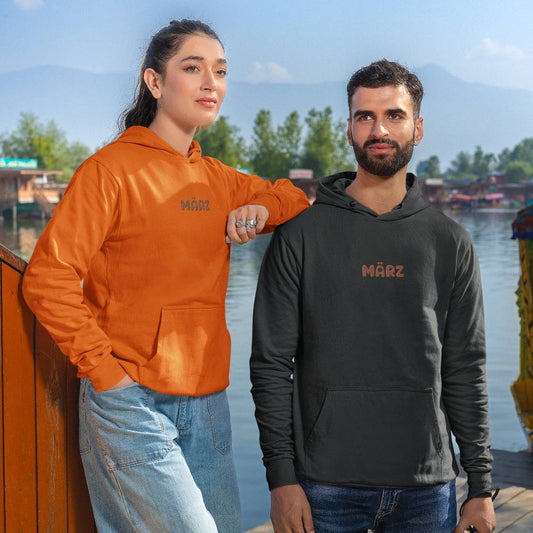 Unisex biologische hoodie | Maart *geborduurd*